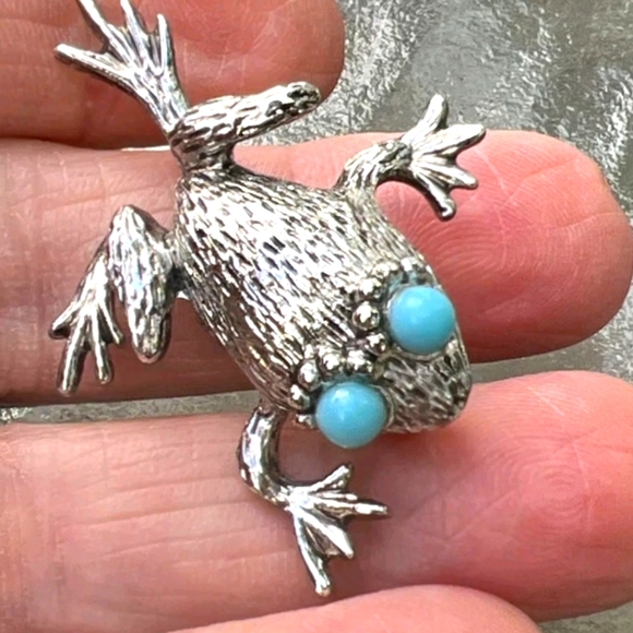 Vtg. EMMONS Tiny Silver Frog Brooch with Turquoise Eyes - Picture 2 of 5